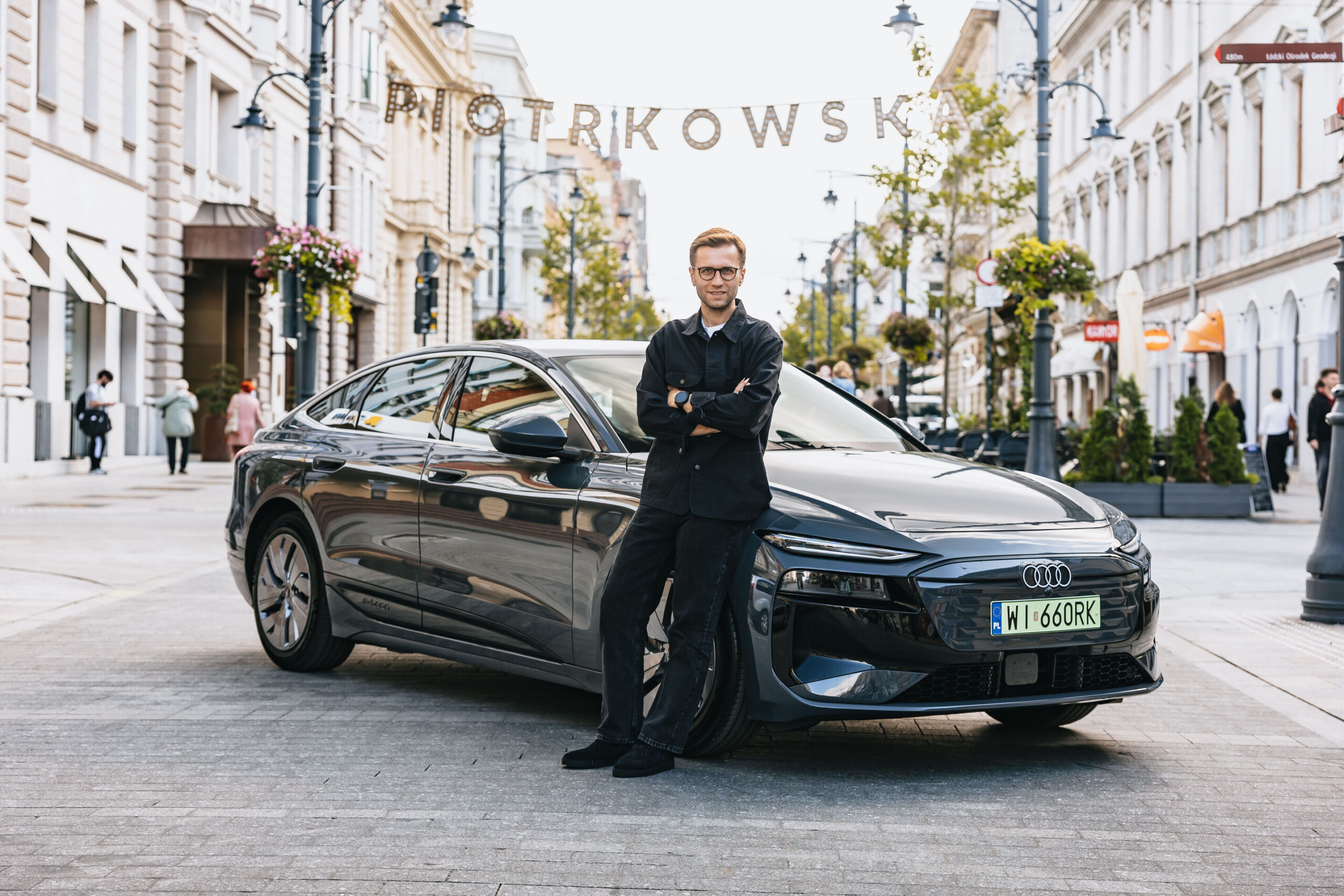 Miko Marczyk with the Audi A6 Sportback e-tron performance used for the 1,338km range record