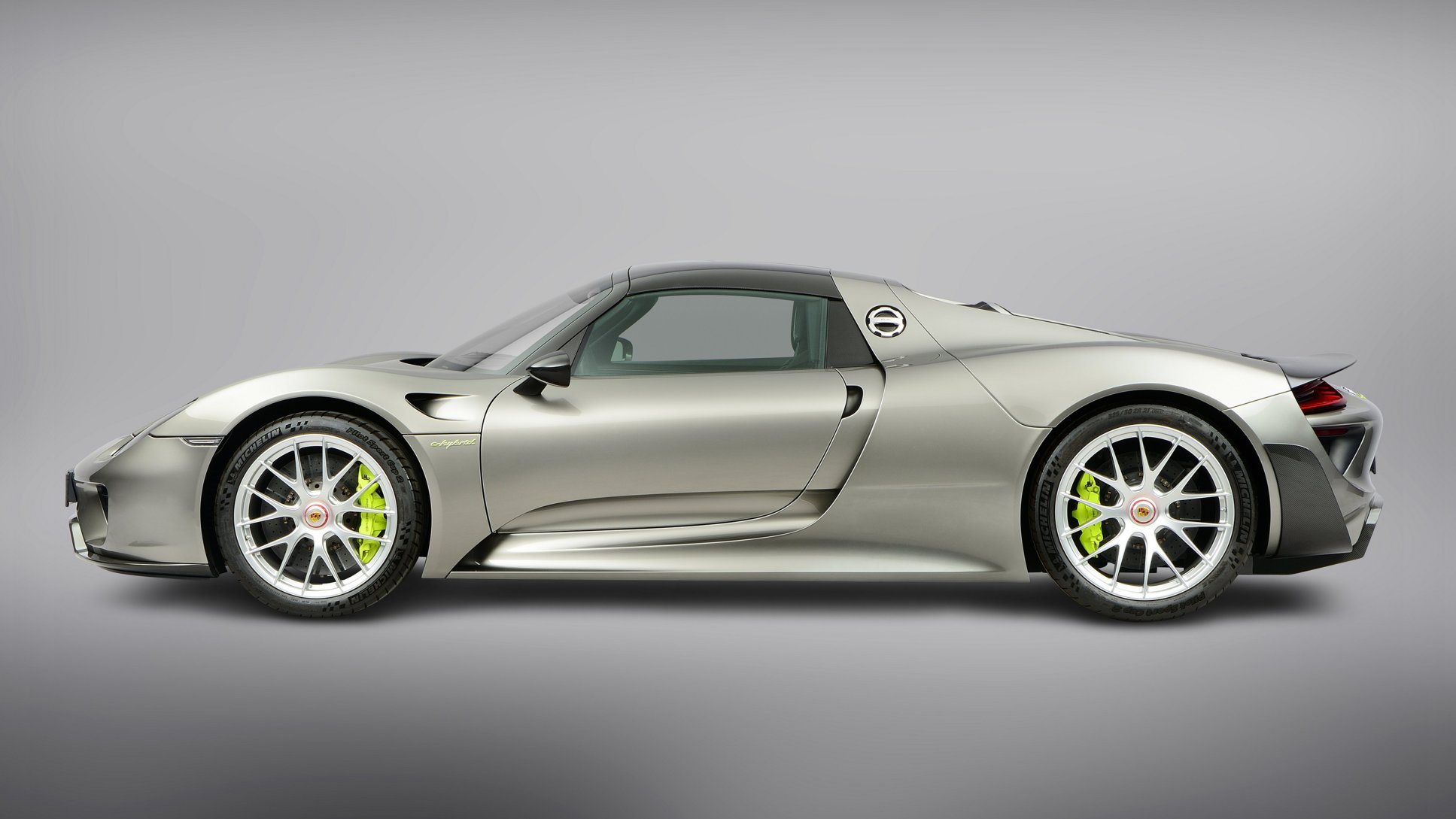 Silver Porsche 918 Spyder in side profile